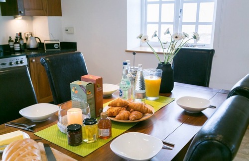 Llanfaethlu Apartamento | The Dairy - an on the beach that sleeps 4 guests in 2 bedrooms