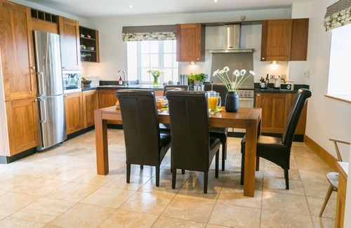 Llanfaethlu Apartamento | The Dairy - an on the beach that sleeps 4 guests in 2 bedrooms