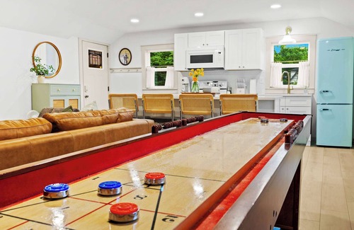Cherokee Triangle Casa | The Daisy Carriage House: Luxe Stay w/ Game Room
