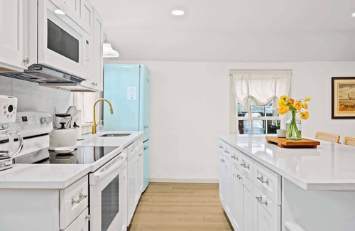 Cherokee Triangle Casa | The Daisy Carriage House: Luxe Stay w/ Game Room
