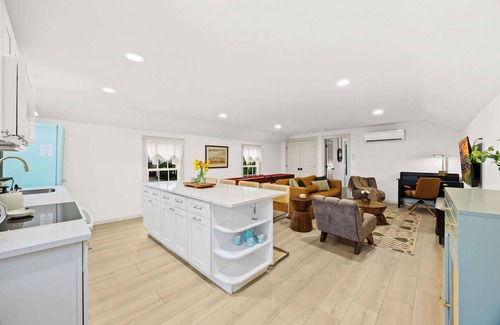 Cherokee Triangle Casa | The Daisy Carriage House: Luxe Stay w/ Game Room