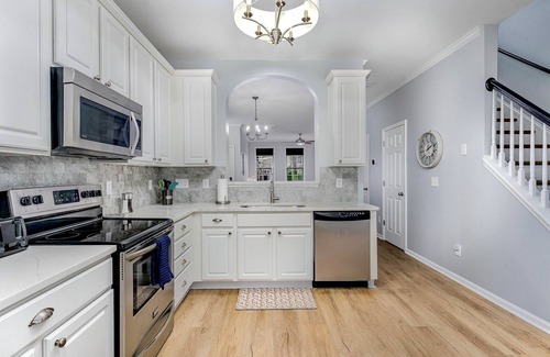 Northwest Raleigh Casa | The Dancing Daisy; Near Airport and Umstead; Well Appointed; Centrally Located