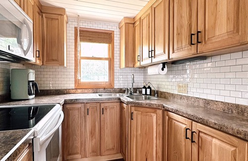 Alexandria Cabina | The Darling Cabin, 60's Charm + Modern Flair