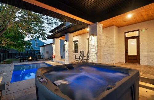 Sevierville Casa | The Davis Luxury Retreat Villa 1-Block from Dolly