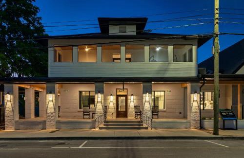 Sevierville Casa | The Davis Luxury Retreat Villa 1-Block from Dolly