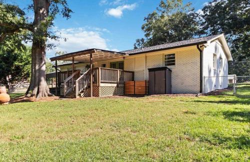 Statham Casa | The Dawg House Pet-Friendly Near UGA and Ga Club