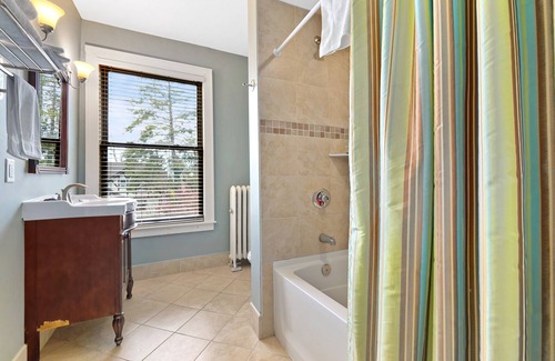 Summit Casa | The DeBary Inn