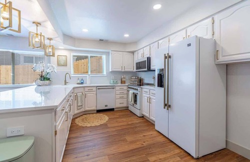 Northeast Reno Casa | The Deco Retreat - UNR - Pet Friendly
