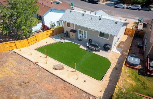 Northeast Reno Casa | The Deco Retreat - UNR - Pet Friendly