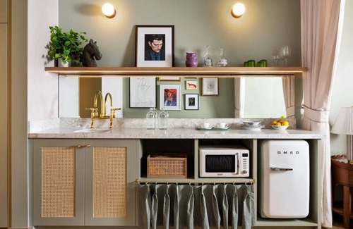 Hyde Park Hotel | The Deluxe King at Palihouse Hyde Park Village, Pets Allowed