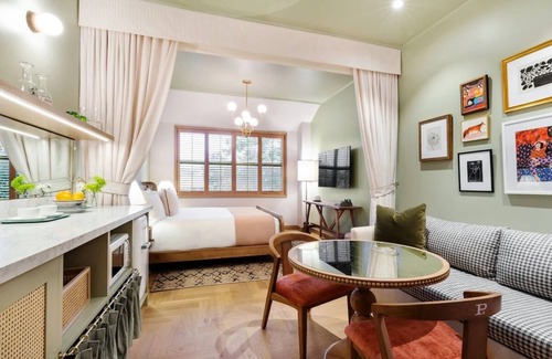 Hyde Park Hotel | The Deluxe King at Palihouse Hyde Park Village, Pets Allowed