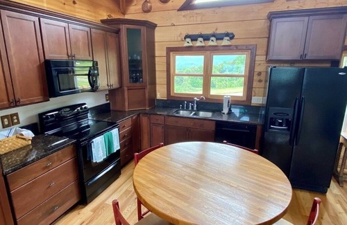 Mars Hill Otro | The Den at Bear Roots Tree Farm - 4-bedroom cabin with AC, WiFi in Mars Hill