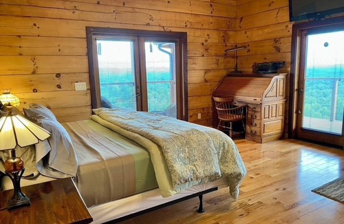Mars Hill Otro | The Den at Bear Roots Tree Farm - 4-bedroom cabin with AC, WiFi in Mars Hill