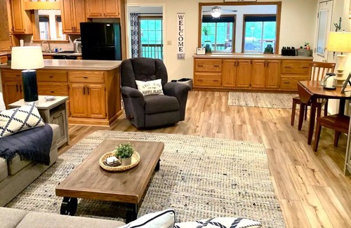 Clarkson Casa | The Den at Nolin-Lakefront Home in Linwood Estates