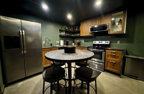 Berkley Casa | The Den — Cozy 2-bedroom unit in Denver with high speed WiFi, AC & Laundry 🏡