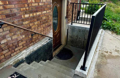 Berkley Casa | The Den — Cozy 2-bedroom unit in Denver with high speed WiFi, AC & Laundry 🏡