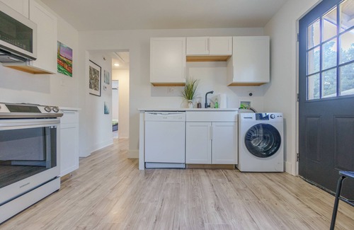 University District Casa | - The Den -Luxe + Spacious 2 BR FENCED YARD