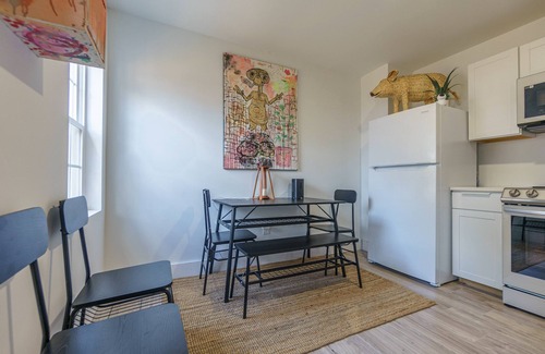 University District Casa | - The Den -Luxe + Spacious 2 BR FENCED YARD