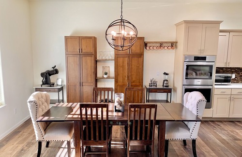 Fruita Casa | The Desert Moon- A luxurious retreat w/ amazing patio, shuffleboard, EV charger