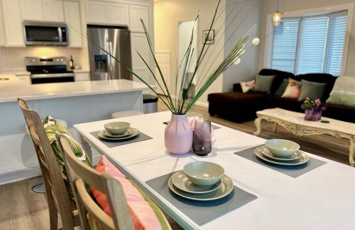 Berkley Casa | The Detroit vs Everybody House 20 mins from downtown in a walkable neighborhood.