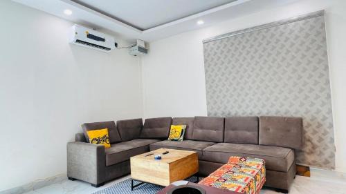 Noida Casa | The Dhaulidhar Farm