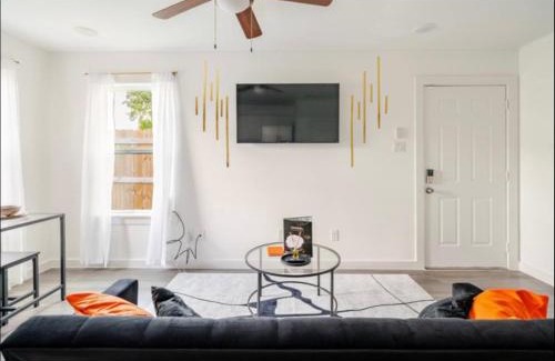 Northeast Houston Casa | The Divine 3 - Townhome with AC, WiFi in Beautiful Houston