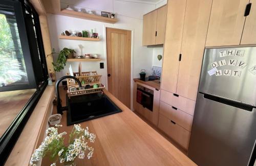 Raglan Casa | The Divvy Hut Raglan Retreat