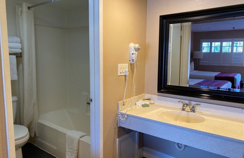 Southwest Anaheim Hotel | The Dixie Orange County