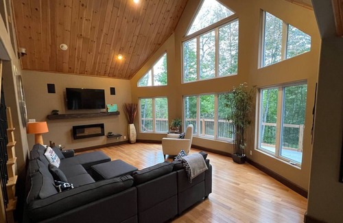Moncton Casa | The DO LIFE Waterfront 4-Bedroom Vacation Home