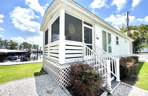 Clermont Casa | The Dockside House - Lakeside Tiny Home Near Orlando