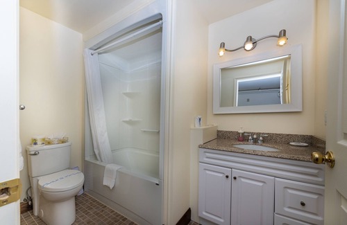 Lunenburg Waterfront Hotel | The Dockside Inn & Restaurant
