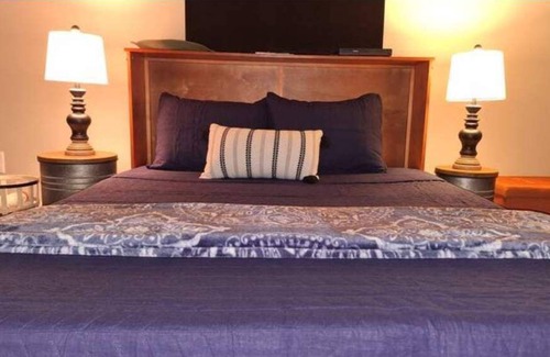 Dawsonville Cabina | The Dogwood Cabin-Dog Friendly-Fenced Yard- 2.2 miles from Lily Creek Farm