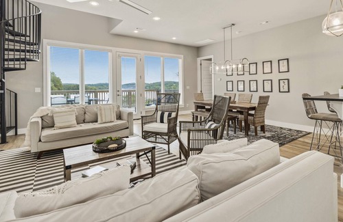 Springdale Casa | The Dogwood · Luxury Hot Tub· Lake Front Access ·