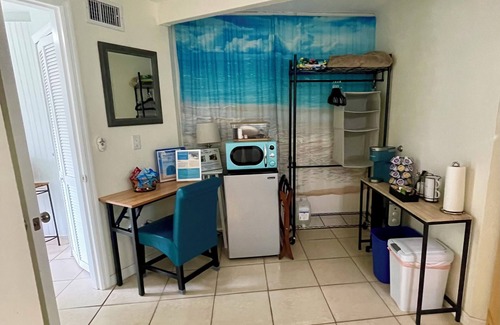 Cocoa Beach Apartamento | The Dolphin Den- Blocks to the Beach and River~Kayaks and Bikes provided!