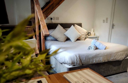 Hursley Casa | The Dolphin Inn