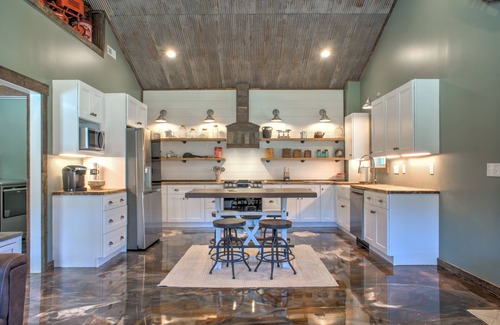 Alexander Casa | The Double B | Modern Farmhouse | Private Pond, Hot Tub, and Fire Pit