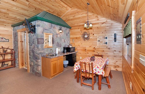 Flintstone Chalet De Esquí | The double cabin has 2 queen beds, 1 king bed, 1 sleep sofa for 1 child. Cabin has common porch and each unit has a private entrance.