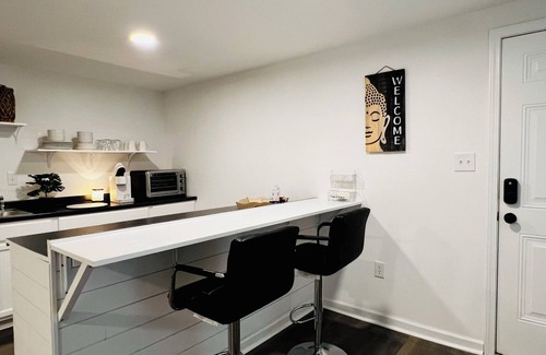 Stallings Apartamento | The Double Door Inn - Tiny Home Duplex