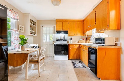 Cayce Cabaña | The Dove's Nest- Charming 2-bedroom cottage peacefully nestled in fabulous Cayce