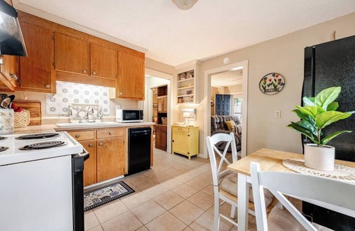 Cayce Cabaña | The Dove's Nest- Charming 2-bedroom cottage peacefully nestled in fabulous Cayce