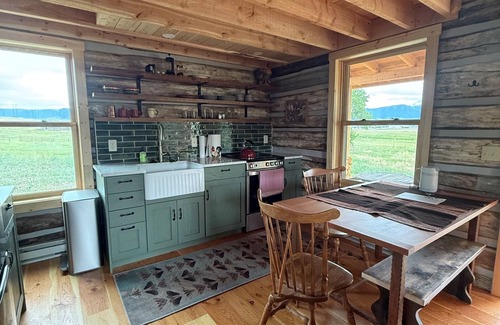 Ennis Casa | The Dovetail Cabin in Ennis