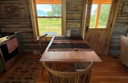 Ennis Casa | The Dovetail Cabin in Ennis