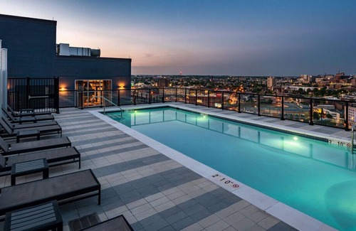 Downtown Baltimore Apartamento | The Downtown Baltimore/ Comfy Queen Bed, Rooftop deck, pool, Free Parking