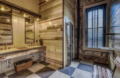 Brenham Hotel | The downtown Brenham Schoolhouse Hotel, Suite 3