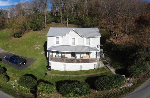 Tazewell Casa | The Dragon's Den 5 bedroom house 1 mile to Main St