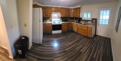 Tazewell Casa | The Dragon's Den 5 bedroom house 1 mile to Main St