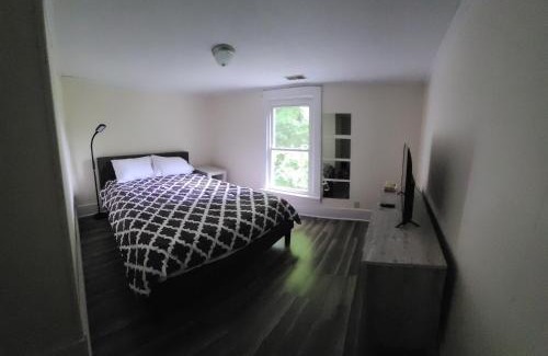 Tazewell Casa | The Dragon's Den Upstairs Room 3