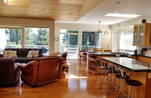 Point Roberts Casa | The Dragonfly House — Expansive Dual-Kitchen Retreat