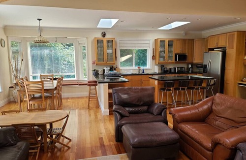 Point Roberts Casa | The Dragonfly House — Expansive Dual-Kitchen Retreat