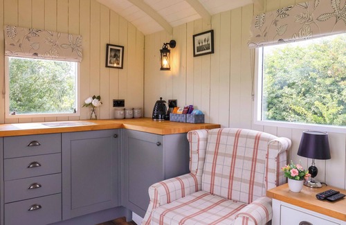 Mappleton Cabaña | THE DRAGONFLY, romantic, with a garden in Hornsea
